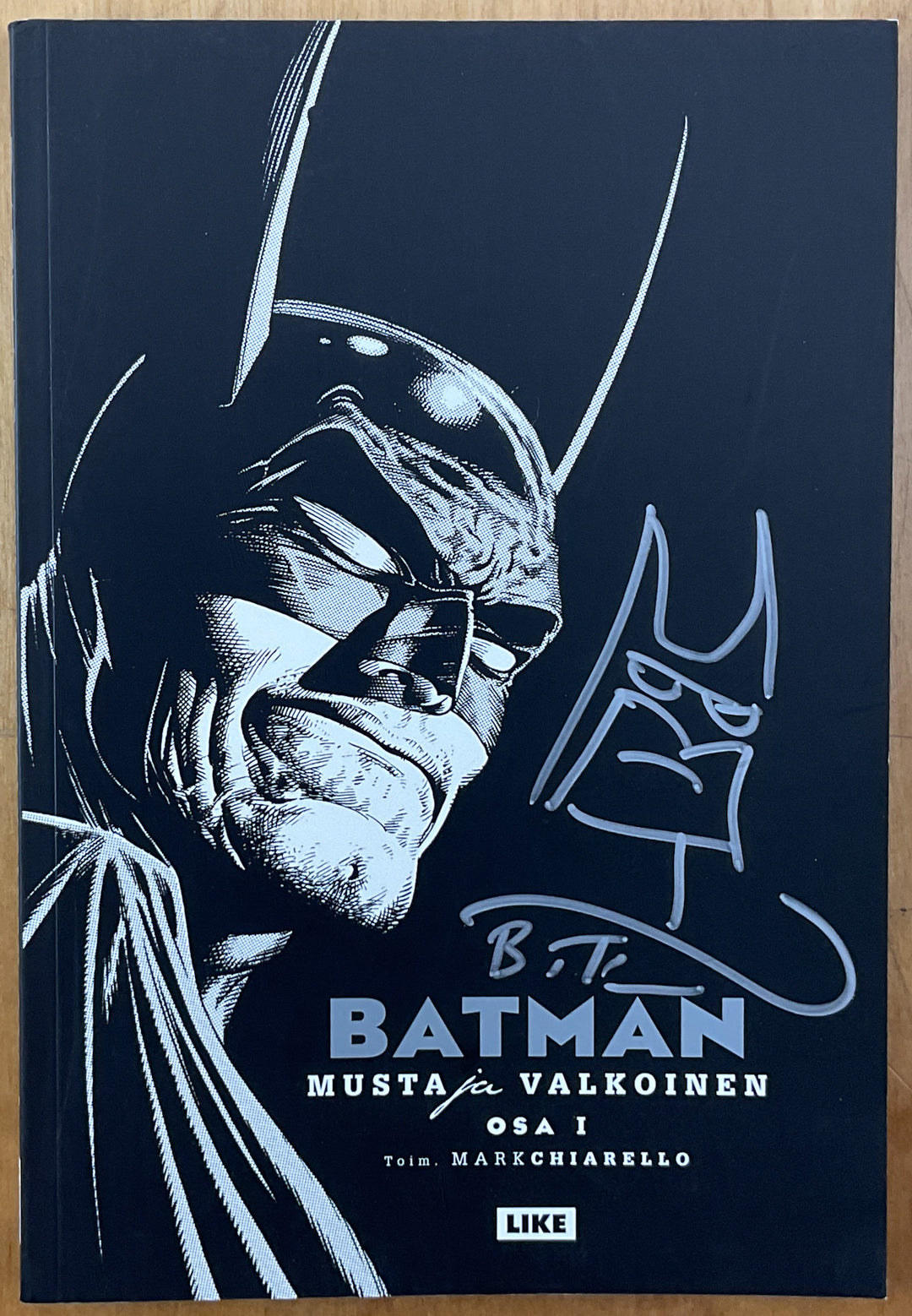 Batman Musta ja Valkoinen, Osa 1 - Signed with a Drawing
